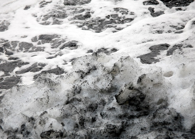 Hà Nội: Nước ô nhiễm nặng, bốc mùi nồng nặc vẫn phải bơm lên tưới cho hoa màu